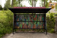 kuva1_paula_huhtanen_onnellinen_bussipysakki_2025_kuva-jan-huhtanen